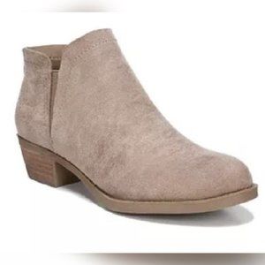 Carlos Santana Bates Chelsea Ankle Booties 6 Taupe Faux Suede Low Heel
